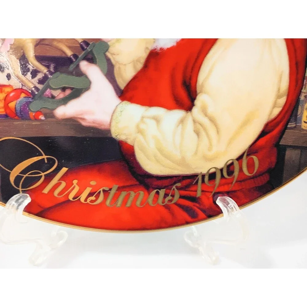 Santas Loving Touch 1996 Avon Christmas Plate